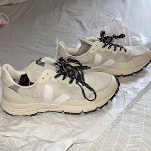 VEJA
logo-patch low-top sneakers